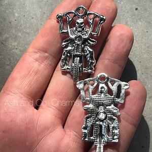 Skeletthänge i mönster av cyklande skelett. Legerat silver. Perfekt för dina smyckestillverkningsbehov. x 1