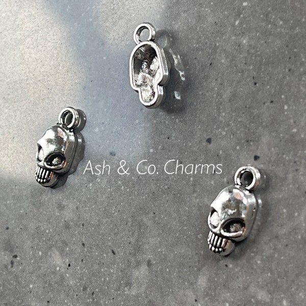 Alien skull. Tibetan silver. Perfect for all your jewellery making needs. X 10