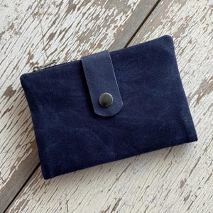 Monedero con cremallera y tarjetero de lona encerada de color azul marino