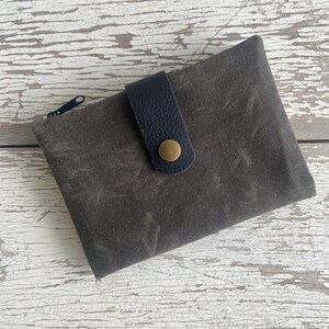 Monedero con cremallera y tarjetero de lona encerada color verde oliva