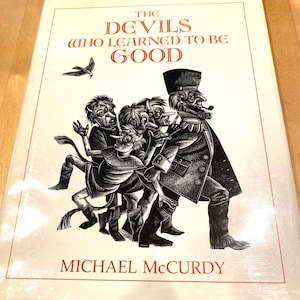 Könnte beinhalten: Buchumschlag mit einer Schwarzweißillustration einer Gruppe von Teufeln mit Hörnern und Schwänzen, angeführt von einem Teufel in Militäruniform. Der Titel des Buches lautet "The Devils Who Learned To Be Good" von Michael McCurdy.