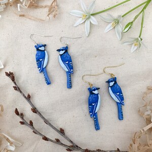 Boucles d'oreilles geai bleu faites main | Boucles d'oreilles en pâte polymère | Boucles d'oreilles oiseaux | Boucles d'oreilles oiseaux chanteurs