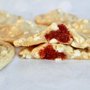 Guava Stuffed White Chocolate Chip Cookies, Stuffed Cookies, White Chocolate Cookies, Guava Cookies, Guayaba, Edible Gifts, Christmas