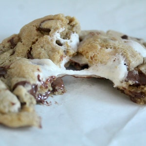 Jumbo S’mores Stuffed Chocolate Chip Cookies, Cookie Gifts, Edible Gifts, Stuffed Cookies, Holiday Gift, Christmas
