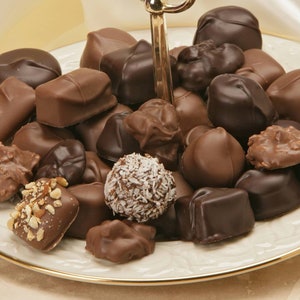 Andy Anand Sweet Assorted Chocolate Sampler of Finest Caramels, English Toffees & Clusters Gift Box with Greeting Card Birthday ( 1 lbs)