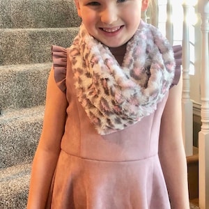 Écharpe infinité luxe en fausse fourrure pour filles, tissu léopard blush/rose. Écharpe Minky fille, écharpe infinité, col bénitier, accessoire, écharpe d&#39;hiver fille
