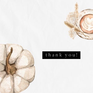 Puede incluir: Una ilustraci&oacute;n de acuarela de una calabaza blanca, una taza de caf&eacute; con arte latte y una rama de flores secas. El texto "thank you!" est&aacute; escrito en negro debajo de la taza de caf&eacute;.