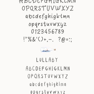 Pu&ograve; includere: Un set di font ad acquerello con due stili: Faro e Ninna Nanna. Il font &egrave; scritto a mano e include lettere maiuscole e minuscole, numeri e segni di punteggiatura. L'immagine presenta anche illustrazioni di fari, conchiglie e gabbiani.