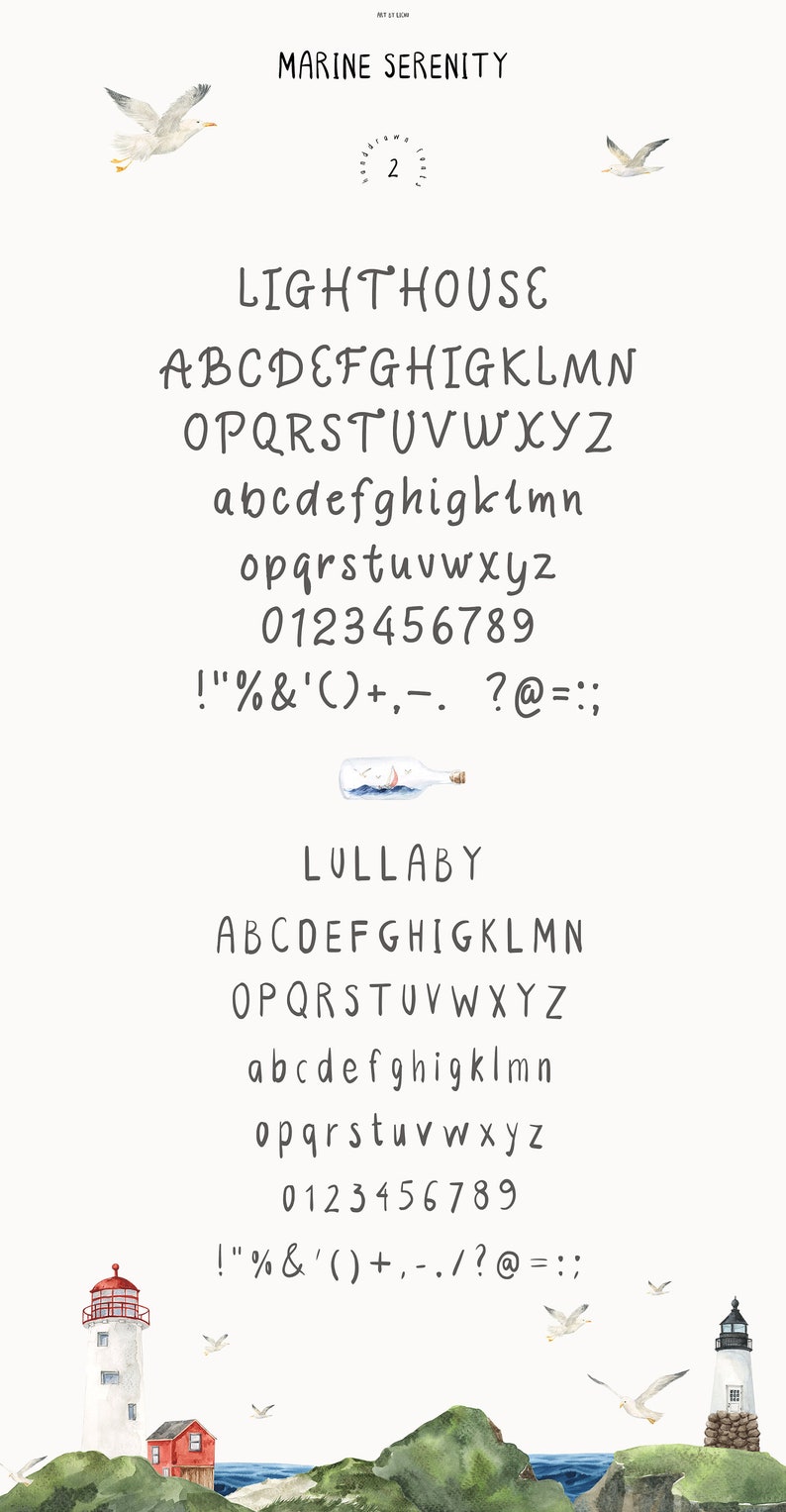 Pu&ograve; includere: Un set di font ad acquerello con due stili: Faro e Ninna Nanna. Il font &egrave; scritto a mano e include lettere maiuscole e minuscole, numeri e segni di punteggiatura. L'immagine presenta anche illustrazioni di fari, conchiglie e gabbiani.