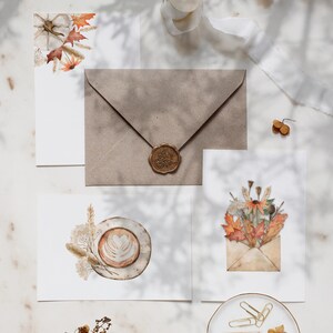 Puede incluir: Cuatro ilustraciones de acuarela sobre cartulina blanca con sobres marrones y un sello de lacre. Las ilustraciones representan hojas de oto&ntilde;o, una taza de caf&eacute; y un ramo de flores.