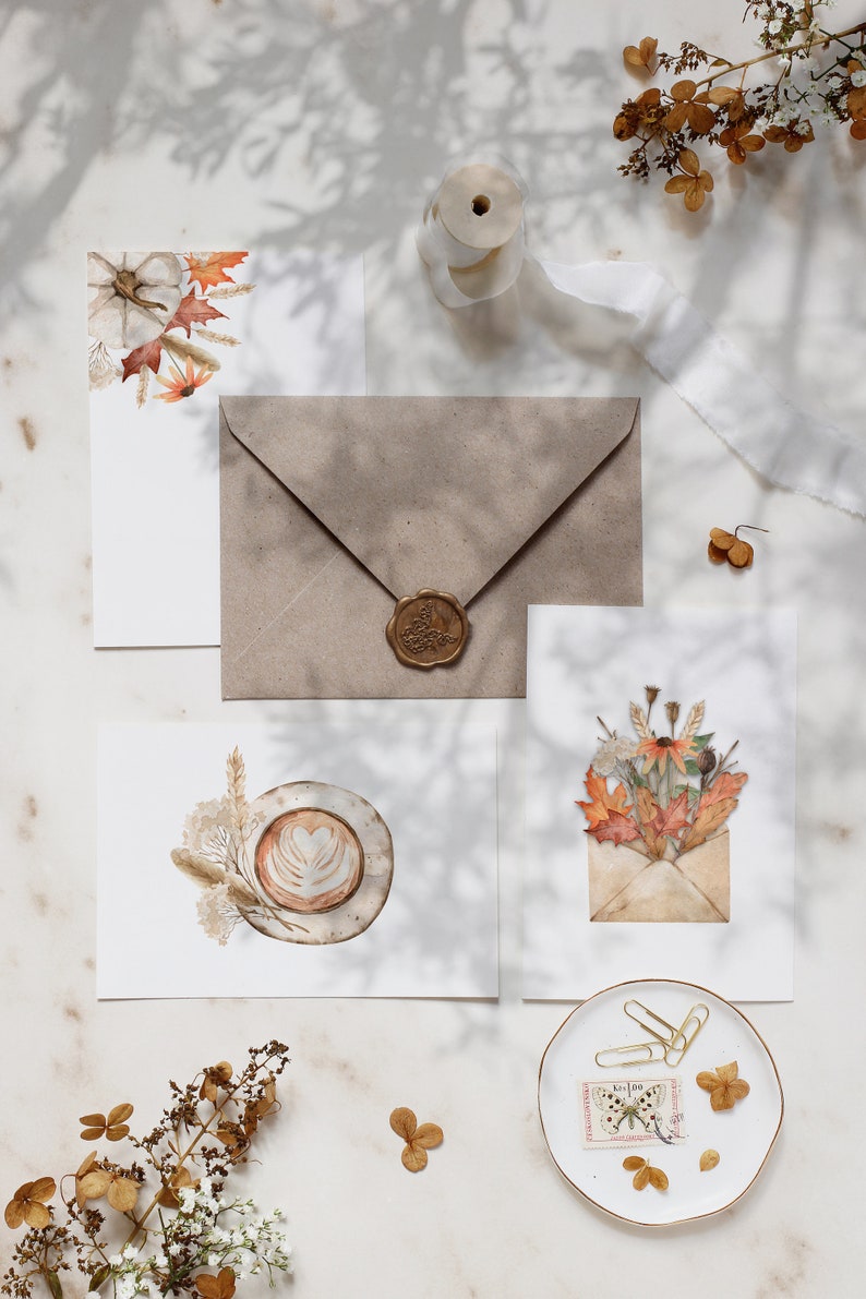 Puede incluir: Cuatro ilustraciones de acuarela sobre cartulina blanca con sobres marrones y un sello de lacre. Las ilustraciones representan hojas de oto&ntilde;o, una taza de caf&eacute; y un ramo de flores.