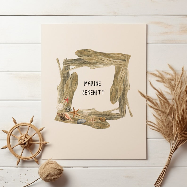 Pu&ograve; includere: Una stampa d'arte stampabile beige con una cornice quadrata realizzata in legno di deriva e conchiglie. Il testo "MARINE SERENITY" &egrave; scritto in nero all'interno della cornice.