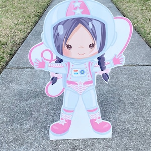 Ideas de decoración para fiestas de cumpleaños infantiles con personajes de astronautas y recortes