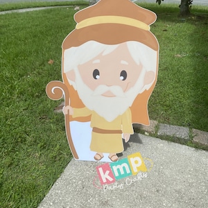 Puede incluir: Una ilustración de dibujos animados de un pastor con barba blanca y sombrero marrón sosteniendo un bastón. La ilustración está impresa sobre un fondo blanco y forma parte de un recorte más grande.