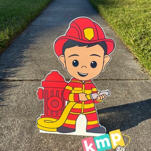 Ideas de decoración para fiestas de cumpleaños infantiles con personajes de bombero y recortes