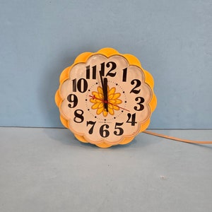 Vintage retro wall clock Daisy flower form