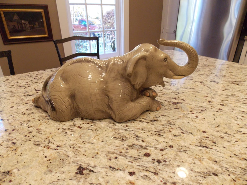 Vintage reclining elephant Townsends ceramics campestre.al.gov.br