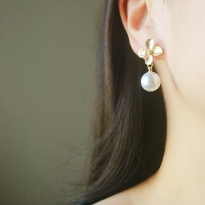 Matte gold flower stud White resin pearl invisible resin clip on earrings, non pierced earrings, dangle & drop clip earrings, gift for her