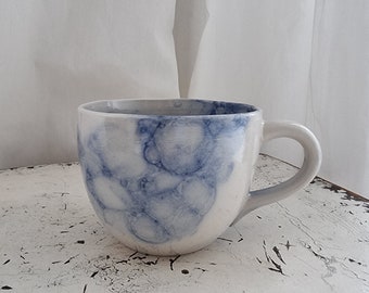 Jumbotasse, gemustert // Handgemachte Keramiktasse mit einem blauen Muster  // Steinzeug // BurgGold