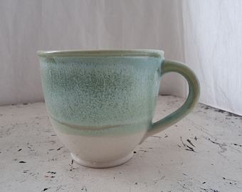 schlichte Teetasse, grün // Handgemachte Keramiktasse mit glänzender Glasur // Steinzeug // BurgGold
