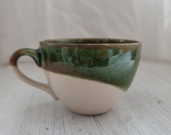 kleine Tasse, grün-braun // Handgemachte Keramiktasse mit einer glänzenden Glasur // Steinzeug // BurgGold