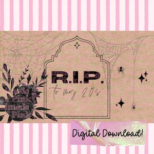 Può includere: Un design per il download digitale nei toni del rosa e del marrone. Il design presenta una lapide con il testo "R.I.P. to my 20s", ragnatele, ragni ed elementi floreali. Sono incluse anche le parole "Digital Download!"