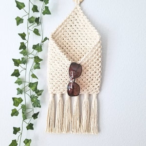 Macrame wall hanging pouch, Boho Magazine and mail holder for entry way, Scandinavian home décor, boho wall pocket for storage
