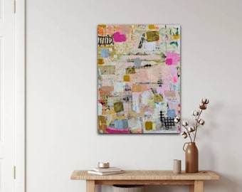 Op de afbeelding: Abstracte mixed media kunstwerk met een collage van texturen en kleuren. Het kunstwerk heeft een patchwork ontwerp met vierkanten in roze, goud en wit, met hints van zwart en blauw. Het kunstwerk wordt tentoongesteld op een witte muur.
