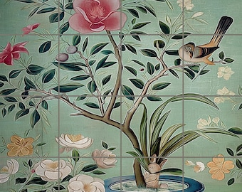 Op de afbeelding: Gedetailleerde illustratie van een boom met roze en witte bloemen, groene bladeren en vogels tegen een turquoise achtergrond. De boom staat in een blauwe pot. Het kunstwerk is verdeeld in vierkante tegels.