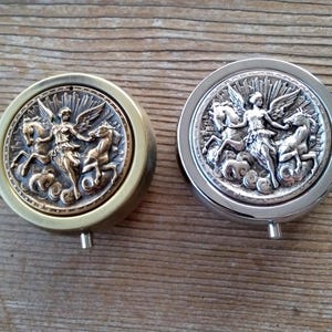 Pastillero de Diosa Alada con Caballos - Pastillero de Bronce o Plata - Accesorio para Bolso Porta Pastillas imagen 1