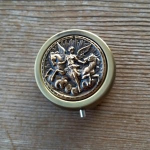 Pastillero de Diosa Alada con Caballos - Pastillero de Bronce o Plata - Accesorio para Bolso Porta Pastillas imagen 5