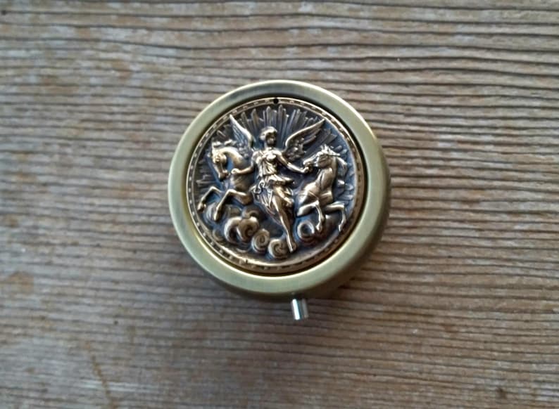 Pastillero de Diosa Alada con Caballos - Pastillero de Bronce o Plata - Accesorio para Bolso Porta Pastillas imagen 5