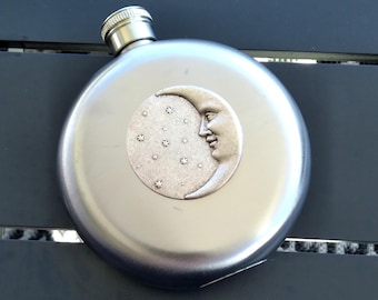 Petaca de plata envejecida con luna y estrellas: Petaca redonda de acero inoxidable con diseño celestial (148 ml)