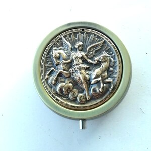 Pastillero de Diosa Alada con Caballos - Pastillero de Bronce o Plata - Accesorio para Bolso Porta Pastillas imagen 6