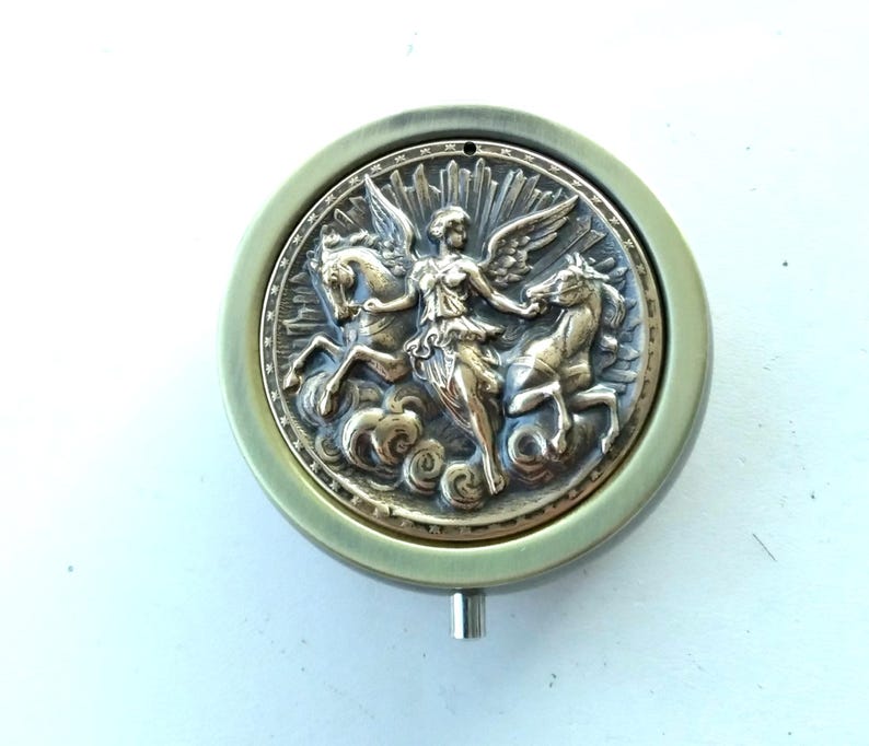 Pastillero de Diosa Alada con Caballos - Pastillero de Bronce o Plata - Accesorio para Bolso Porta Pastillas imagen 6