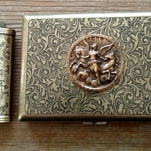 Ornate Antiqued Brass Cigarette Case, Winged Angel or Warrior Goddess and Horses Card Case, Bronze Horse Case imagem 6