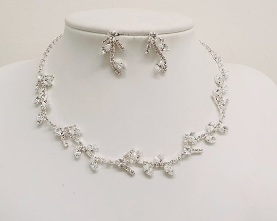 Queens American Diamond Choker with Earrings (Necklace and Earrings Set)