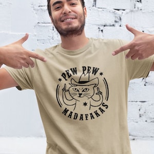 PEW PEW Madafakas Cat Kitty Kitten Pet Meow Cute Guns Pistols Cowboy Cartoon Comic Meme Lustig Spaß Sprüche Spruch Comedy Fun Funny T-Shirt