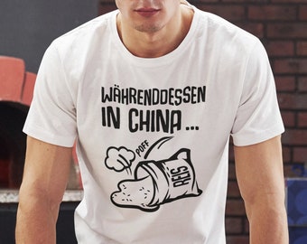T-Shirt Währenddessen in China, In China ist ein Sack Reis umgefallen Herren Unisex