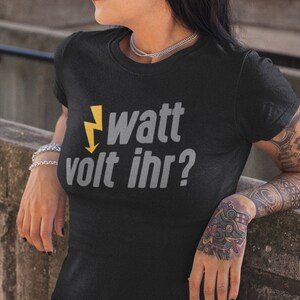 Könnte beinhalten: Schwarzes T-Shirt mit einem gelben Blitz und dem Text "watt volt ihr?"