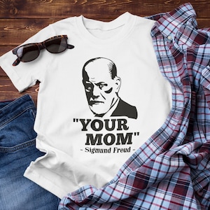 YOUR MOM Sigmund Freud Mother Mama Ma Mutti Psychology Stencil Bro Berlin Motto Meme Gift Funny Comedy Sayings Saying Fun T-Shirt