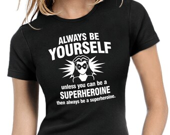 Always be yourself - Unless you can be a Superheroine Geek Nerd Sprüche Spruch Comedy Spaß Lustig Party Urlaub Fun Girlie Damen Lady T-Shirt