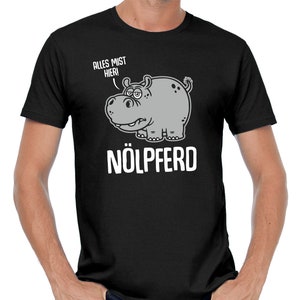 Könnte beinhalten: Schwarzes T-Shirt mit einem Cartoon-Nilpferd und dem Text "Alles Mist Hier!" und "NÖLPFERD".