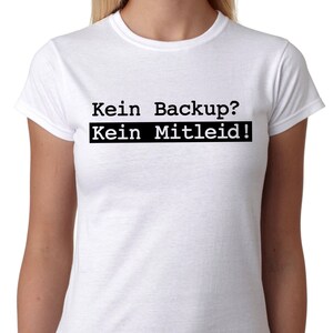 Könnte beinhalten: Weißes T-Shirt mit dem deutschen Text "Kein Backup? Kein Mitleid!" in Schwarz, mittig auf der Brust. Das Shirt hat kurze Ärmel und einen Rundhalsausschnitt.