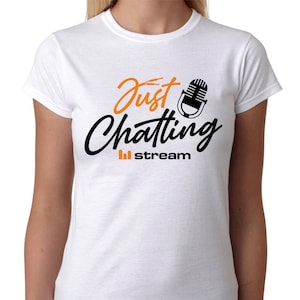 Könnte beinhalten: Weißes T-Shirt mit dem Schriftzug "Just Chatting" in schwarzer Schrift und orangefarbenen Buchstaben, dazu eine schwarze Mikrofon-Grafik. Das Wort "stream" steht darunter in Schwarz mit orangefarbenen Balken.