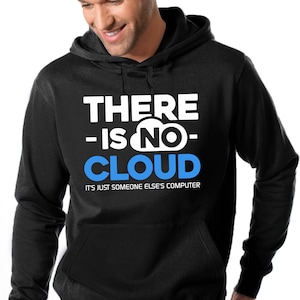 Puede incluir: Sudadera con capucha negra con el texto "THERE IS NO CLOUD, IT'S JUST SOMEONE ELSE'S COMPUTER" en blanco y azul. La sudadera tiene un bolsillo delantero y una capucha con cordón. El diseño es una visión humorística de la computación en la nube.