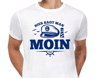 Hier sagt man MOIN Leuchtturm Maritim Nautical Ostsee Ostfriesland Hamburg Sylt Rostock Kiel Meer Urlaub Strand Möwen Schiff Boot T-Shirt