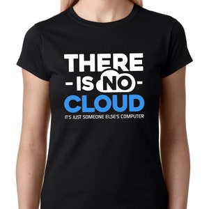 Op de afbeelding: Zwart T-shirt met de tekst "THERE IS NO CLOUD" in wit en blauw. De zin "IT'S JUST SOMEONE ELSE'S COMPUTER" staat eronder. Het T-shirt heeft een ronde hals.
