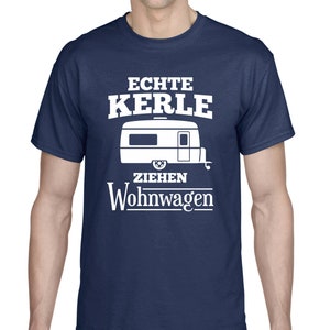 Op de afbeelding: Marineblauw T-shirt met witte tekst en een afbeelding van een caravan. De tekst luidt "Echte Kerle Ziehen Wohnwagen". Een casual T-shirt voor kampeerliefhebbers.