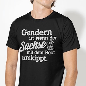 Gendern ist, wenn der Sachse mit dem Boot umkippt Schiff Meer Urlaub Sprüche Spruch Ostdeutschland Satire Gag Fun Spaß Lustig Comedy T-Shirt Bild 1